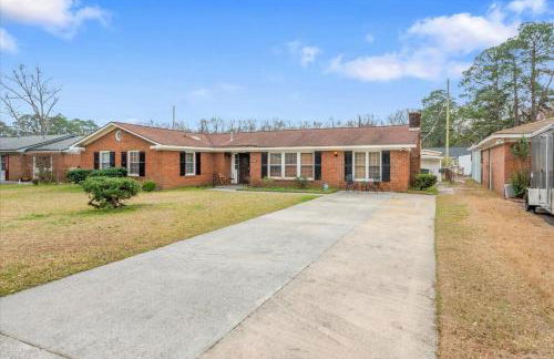 Spacious Backyard • Alfresco Dining • Pet Friendly - Foto 6