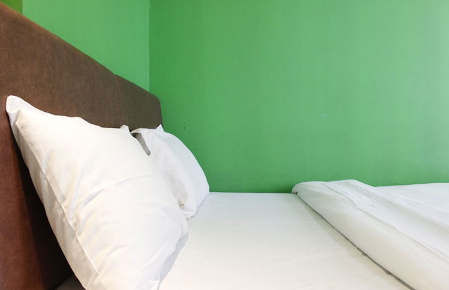 Compact Studio Room The Jarrdin Cihampelas Apartment - Photo 2