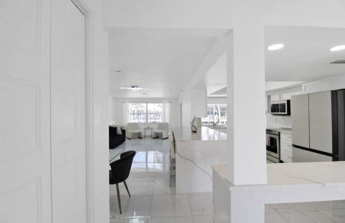 Chic & modern canal-front retreat with private pool - Azure Tides - Photo 39