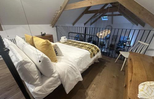 Beudy at Pentrecelyn - a gorgeous barn conversion with hot tub - Foto 19