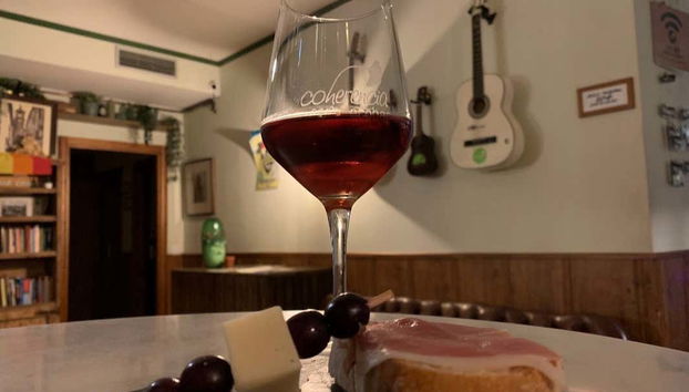 Degustazione di vini e tapas in un bar accogliente