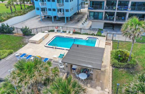 Renovated condo with ocean views, pool, & beach access - Foto 18