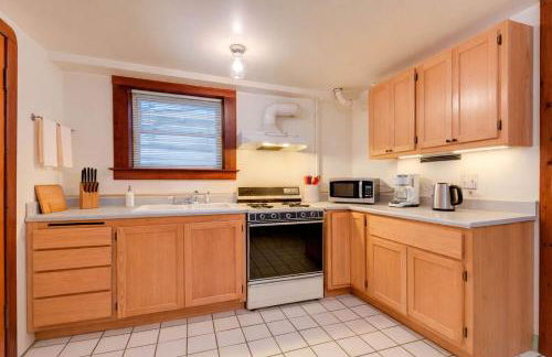 Quaint and Charming 2BR APT in Central Oakland - Photo 11