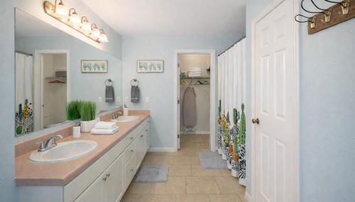 Pool House, Short Drive to Beach, Grill, Smart TV - Foto 4, Shower