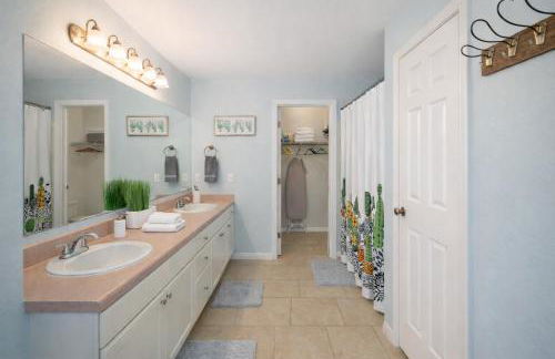 Pool House, Short Drive to Beach, Grill, Smart TV - Foto 4