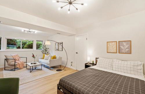 Spacious Modern Retreat w Game Room and Yard - Foto 51