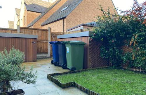 Homely, Cosy & Contemporary 4 BDR house with Garden & Parking 5 mins drive to Addenbrookes & Papworth hospitals & Bio Medical campus - Foto 6