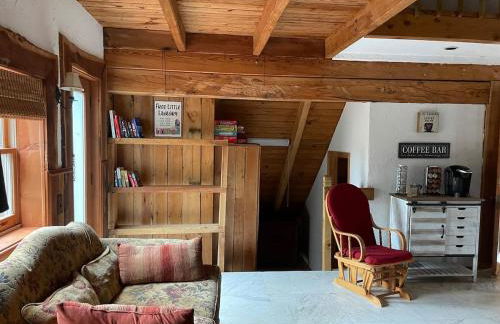 Rustic Mountaintop Cabin on small farm with WiFi - Foto 5