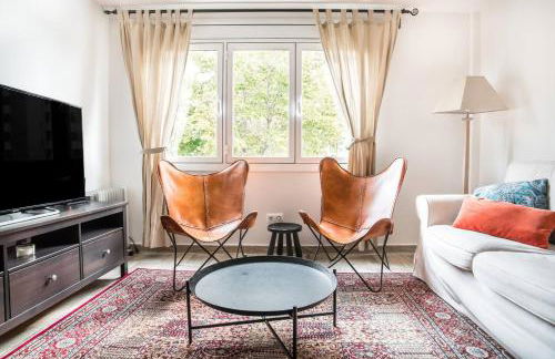 Charming Apartment With Vibrant Accents - Photo 19