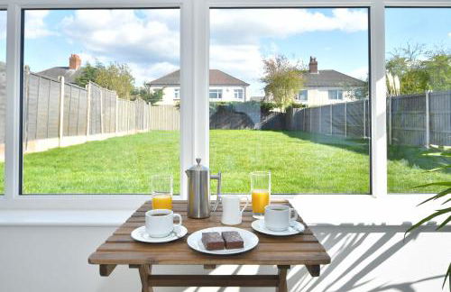 Orion House - sleeps 6, driveway, garden - Photo 12