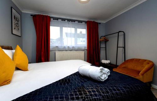 Cozy 2-Bed Detached Bungalow with Parking Woking - Photo 6