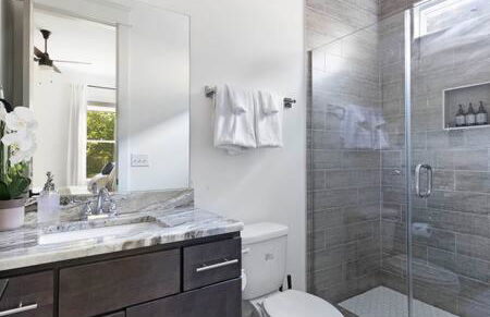 The Maple House - Huge Backyard & Mins to Broadway - Foto 47