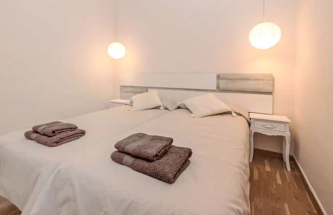 2 bedroom Apartment in Barcelona - Photo 5