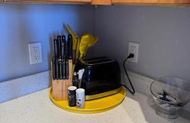 King-Bed Loft - Free Garage Parking - Full Kitchen - Foto 10