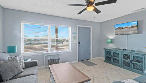 2BR Retreat with Pool, Near Beach and The Hangout - Foto 3