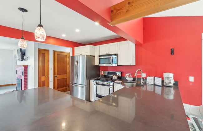 Stowe Retreat Mountain Views & Fenced Backyard by RedAwning - Foto 14