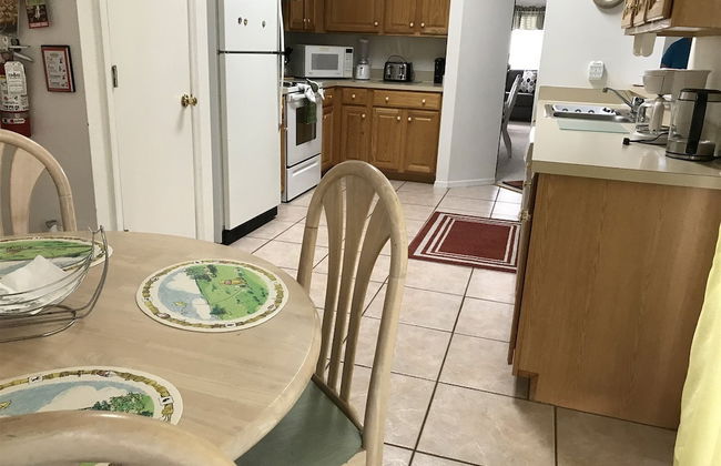 3 Bedroom Home With Private Screened Pool With Rock Waterfall Feature and Gameroom by Florida Dream Homes - Foto 8