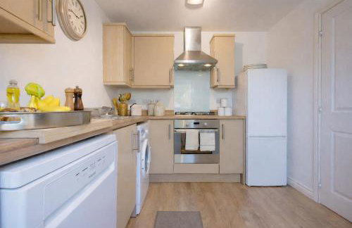 Stylish 3 Bedroom House - Excellent Location - Free Parking, Garden, Fast Wifi, Work Space and Self-Check-In by Yoko Property - Foto 13