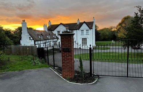 Cotswold Cheltenham, whole house with hot tub - Photo 23