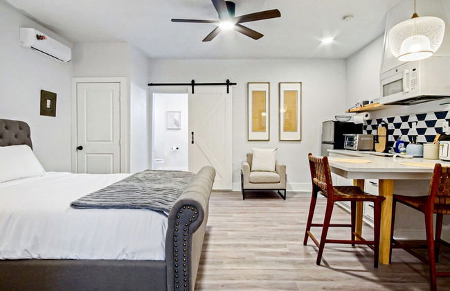 Vintage Studio 6min-plaza Dist Full Kitchen - Photo 13