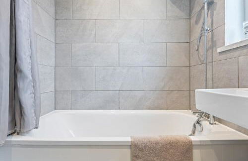 New Spacious 3-Bed House, Driveway Parking, Ideal Contractor Stay - Foto 11