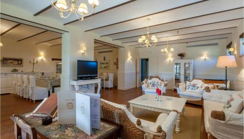 6 Bedroom Beautiful Home In Treia - Foto 3