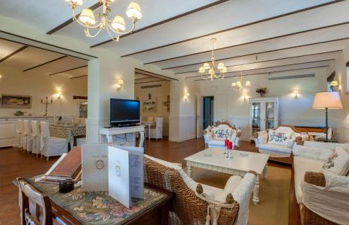 6 Bedroom Beautiful Home In Treia - Foto 3