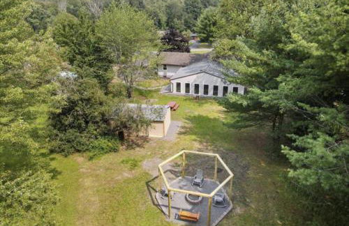 (NEW) Blue Mtn Poconos Retreat Htd pool pet frndly - Foto 37