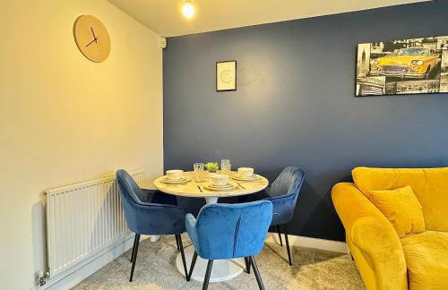 Stylish 2 Bedroom Home Near Lake with Free Parking & Garden - Photo 6