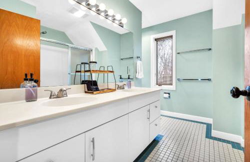 Maine Pondfront Home Sleeps 22 - Pool & Hot Tub - Photo 42