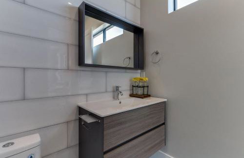 Luxury Modern 4 Bedroom 4 Bathroom Home with Rooftop Deck #4 - Foto 19