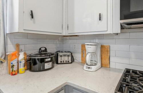 Spacious Backyard • Alfresco Dining • Pet Friendly - Foto 4