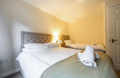 4 Bed House - Sleeps 9 - Hottub - Parking - Foto 33