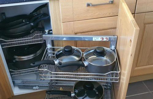 Green Haven Villa - 4BR Spacious House with Hot tub, Ample Parking, Air Condition, WIFI, Netflix, Patio & Garden - Foto 21