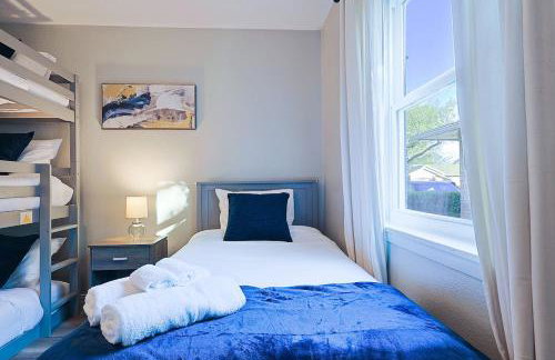 3BR Richardson Park Retreat With Deck Sleeps 11 - Photo 7