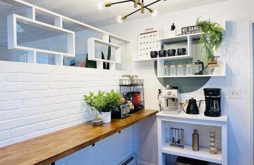 Spacious Poolside Boston Stay Sleeps 8 Pet Friendly - Foto 3