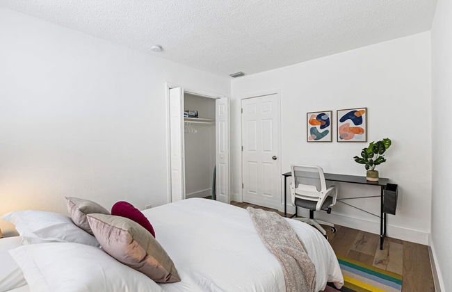 Stylish 2 BR Condo - Free Parking on Premises - Photo 12