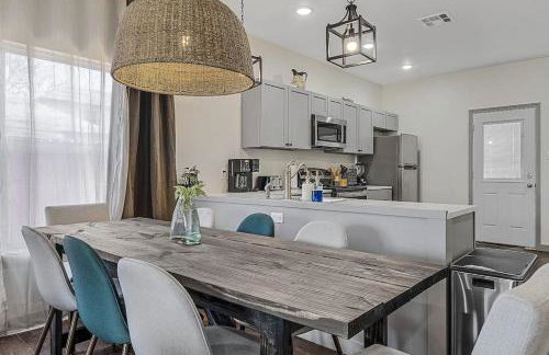 5th St Getaway w Sauna Hot tub Firepit & Game Room - Foto 7