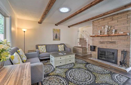 Peaceful Getaway with Private Hot Tub and Mtn Views! - Foto 3