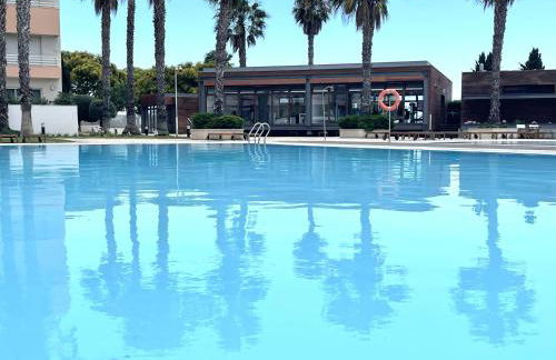 Lux Apt in Priv Condo with Pool, near Beach, Parking & Easy Access to Lisbon - Foto 13