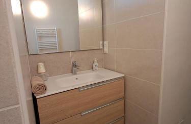 Le 8 - Appartement 2 chambres calme, tout confort, parking privé gratuit, à 2 pas des Allées Provençales - Photo 16