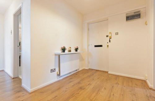Luxury 2 Bedroom Apartment with Free Parking Opposite Queen Elizabeth Hospital - Photo 22