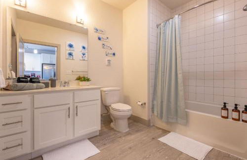 Riverwalk and Pool view Apt with King bed Infinity Pool Gym Free Parking - Foto 5