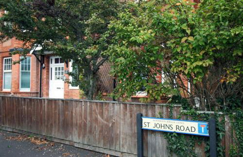 BOHO BEACH HOUSE- SLEEPS 8- 2 MIN DRIVE FROM BOSCOMBE PIER- SUPERFAST WiFi- FLAT SCREEN SMART TV- FREE ON STREET PARKING! - Photo 37