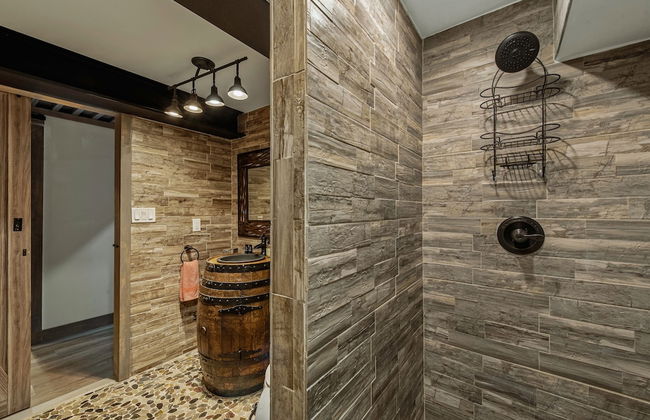 The Bigwood Cabin by Avantstay Hot Tub Firepit Pool Table Private Yard - Photo 52