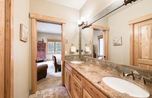 Truckee Timbers at Gray's Crossing by Tahoe Getaways - 4BR w Hot Tub, Ping Pong & EV - Foto 24