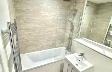 Brand-new flat, King Bed, Sofa Bed with full kitchen, Wi-Fi, self check-in Central location near everything - Foto 4