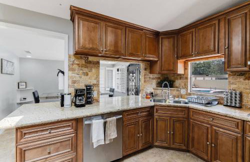 Spacious 4BR w/ Pool, Spa, Mini Golf & Game Lounge - Foto 28