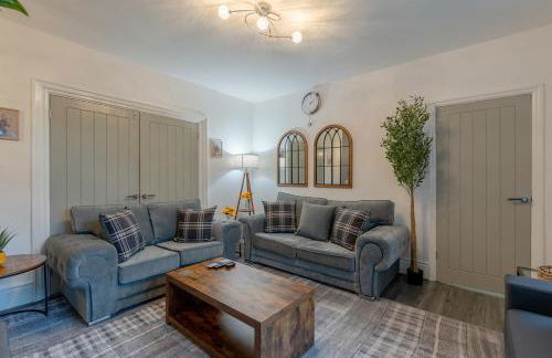 Glenroy Place - sleeps 7, private drive, log burner - Foto 18