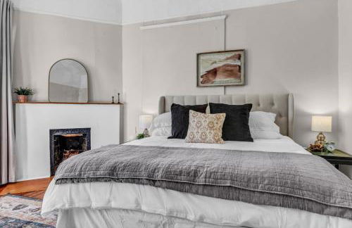 A Timeless Victorian Home with Period Charm! - Foto 35